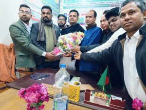 হাফিজুর রহমানকে জনতার নিঃশ্বাস পত্রিকা পরিবারের ফুলেল শুভেচ্ছা