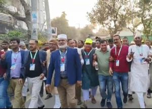 শেষ মুহুর্তের প্রচারণায় মাঠ চষে বেড়িয়েছেন বিএনপি নেতা রিজভী