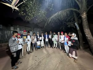 ধানের শীষের পক্ষে লিফলেট হাতে বাড়ি বাড়ি যাচ্ছেন ছাত্রদল নেতা আজমাইন